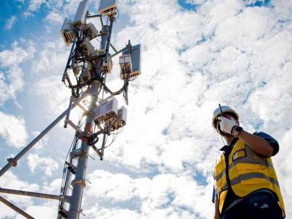 fpdl.in_male-engineer-uses-radio-communicate-with-teamwork-colleagues-near-telecommunication-tower_272843-5_large